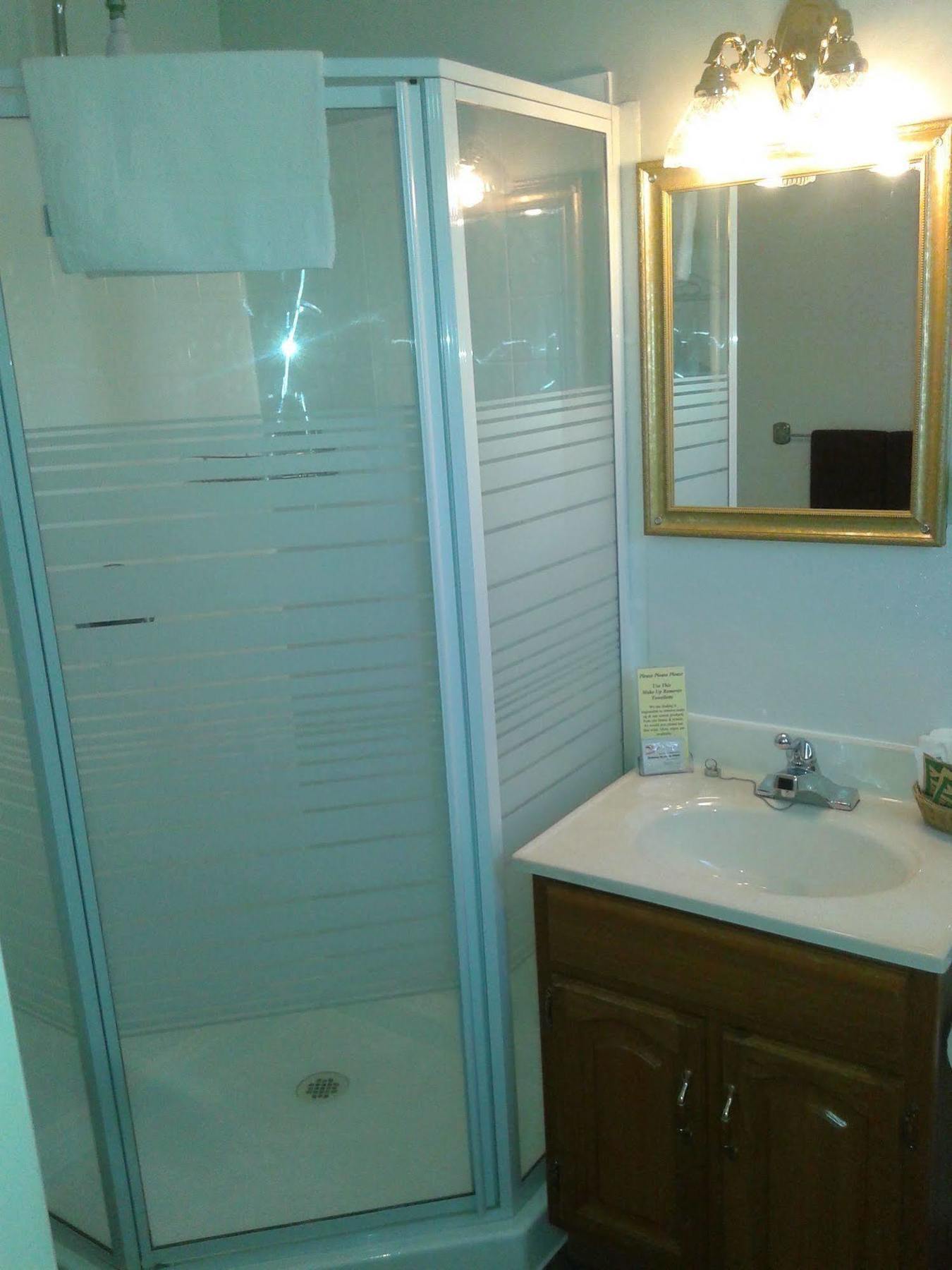 Capricorn Motel Royale 1000 Islands Lansdowne Esterno foto
