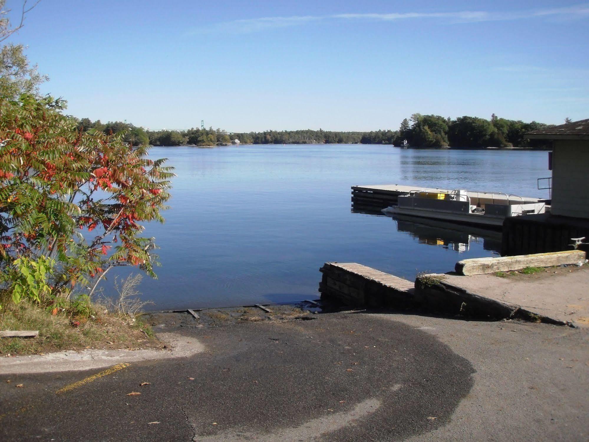 Capricorn Motel Royale 1000 Islands Lansdowne Esterno foto