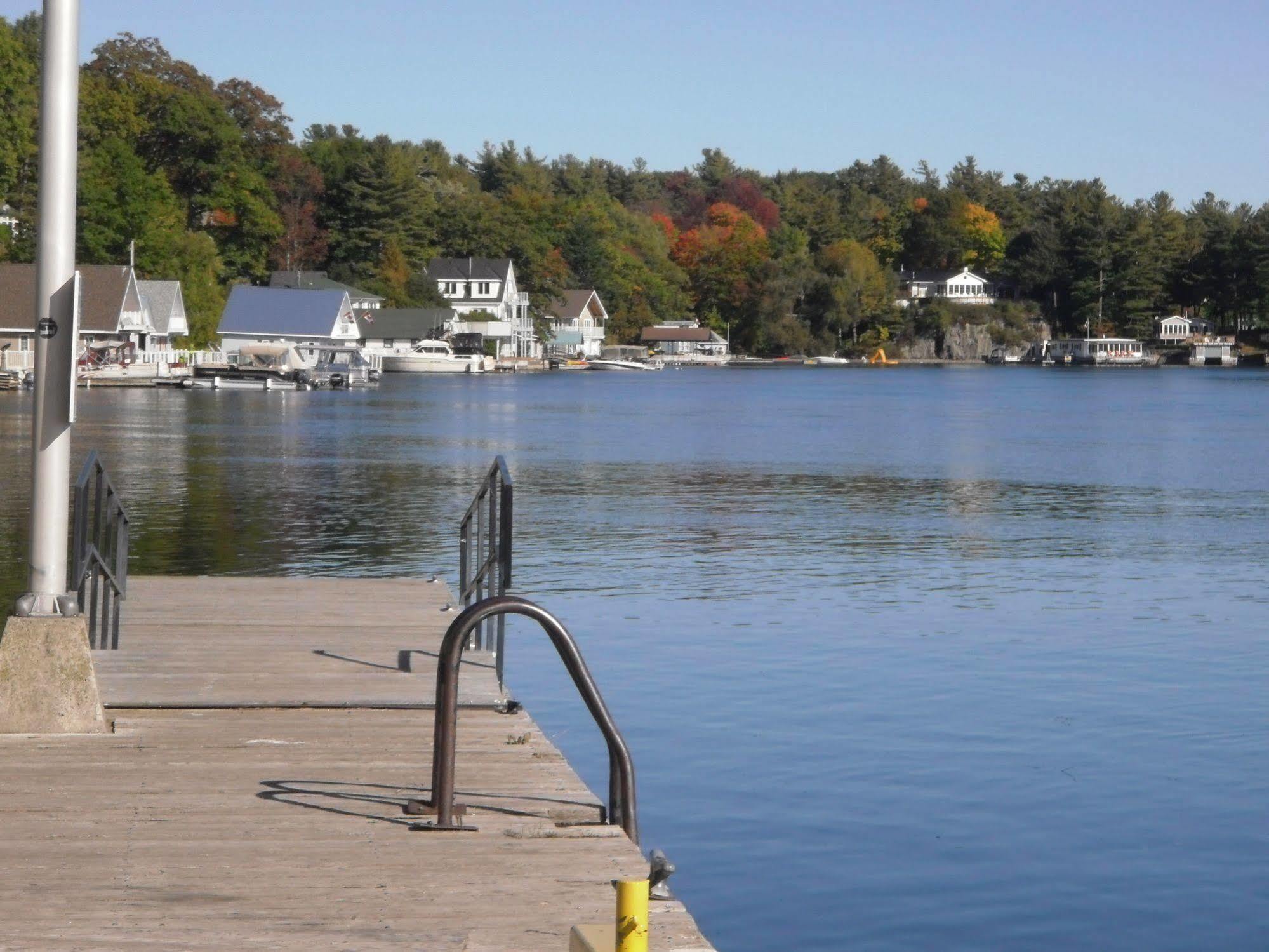Capricorn Motel Royale 1000 Islands Lansdowne Esterno foto
