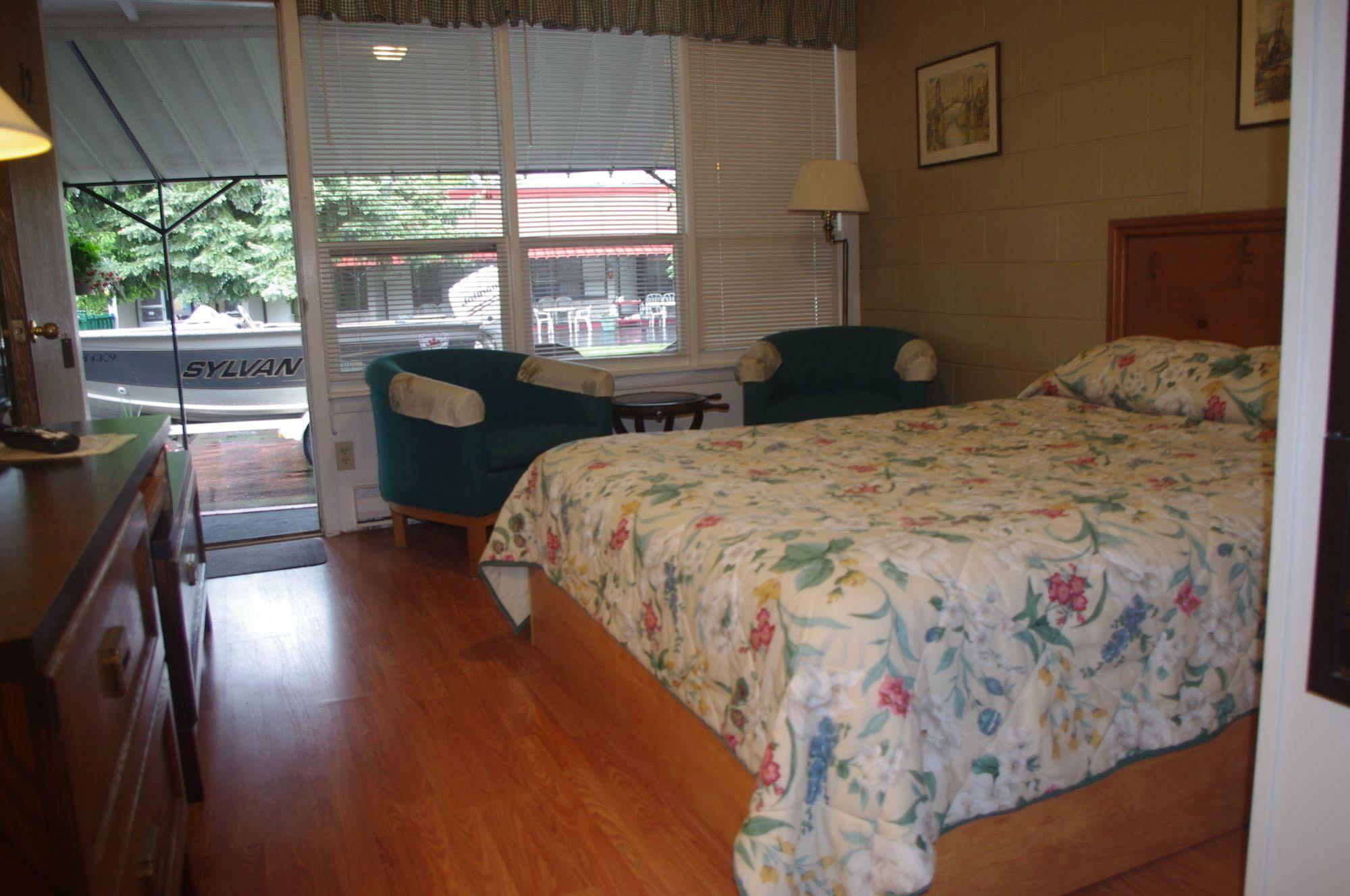 Capricorn Motel Royale 1000 Islands Lansdowne Esterno foto